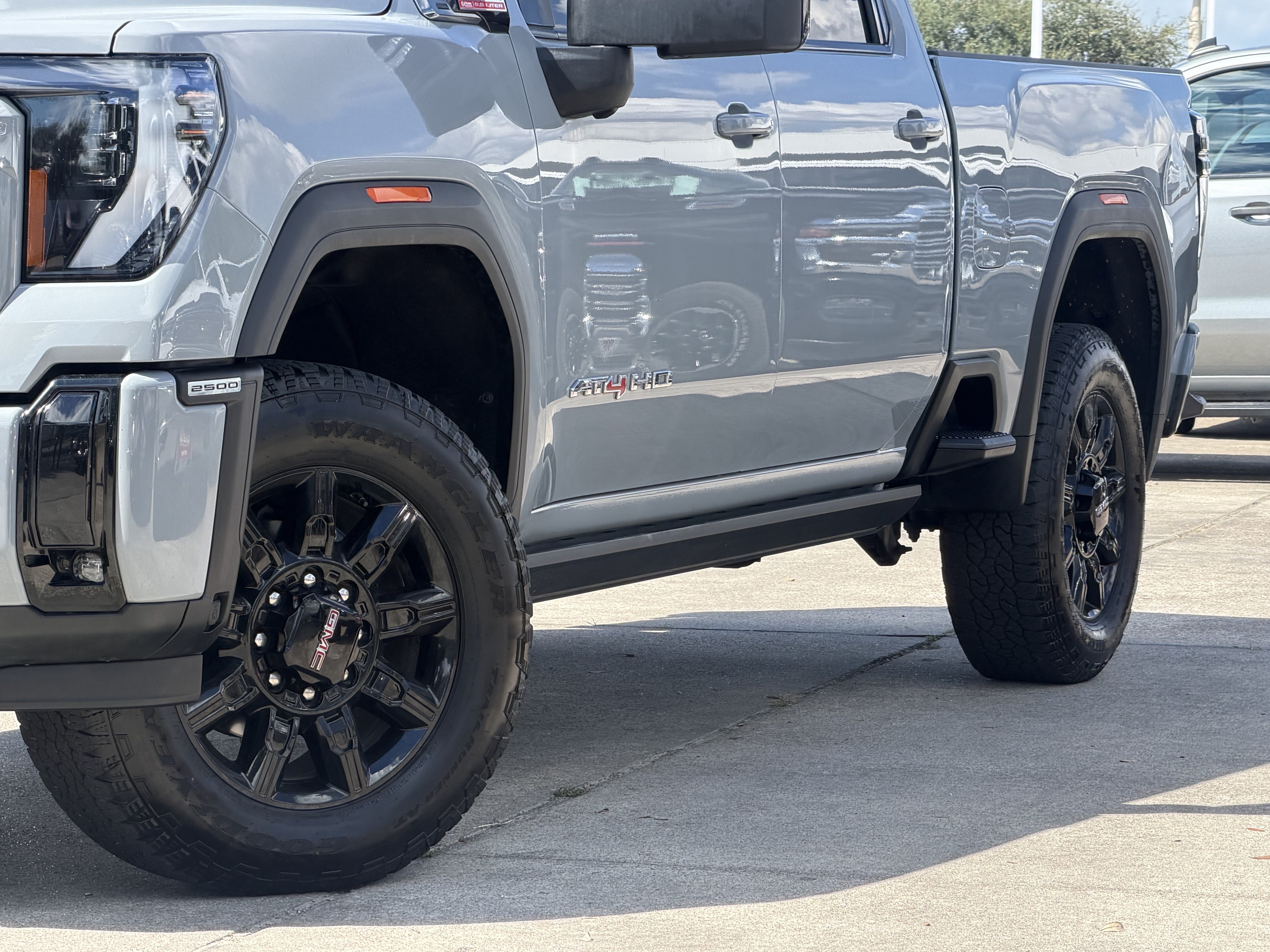 Used 2025 GMC Sierra 2500 AT4 w/ AT4 Premium Plus Package AWD/4WD image 11