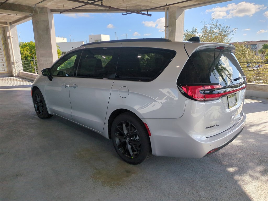 New 2026 Chrysler Pacifica Select image 7