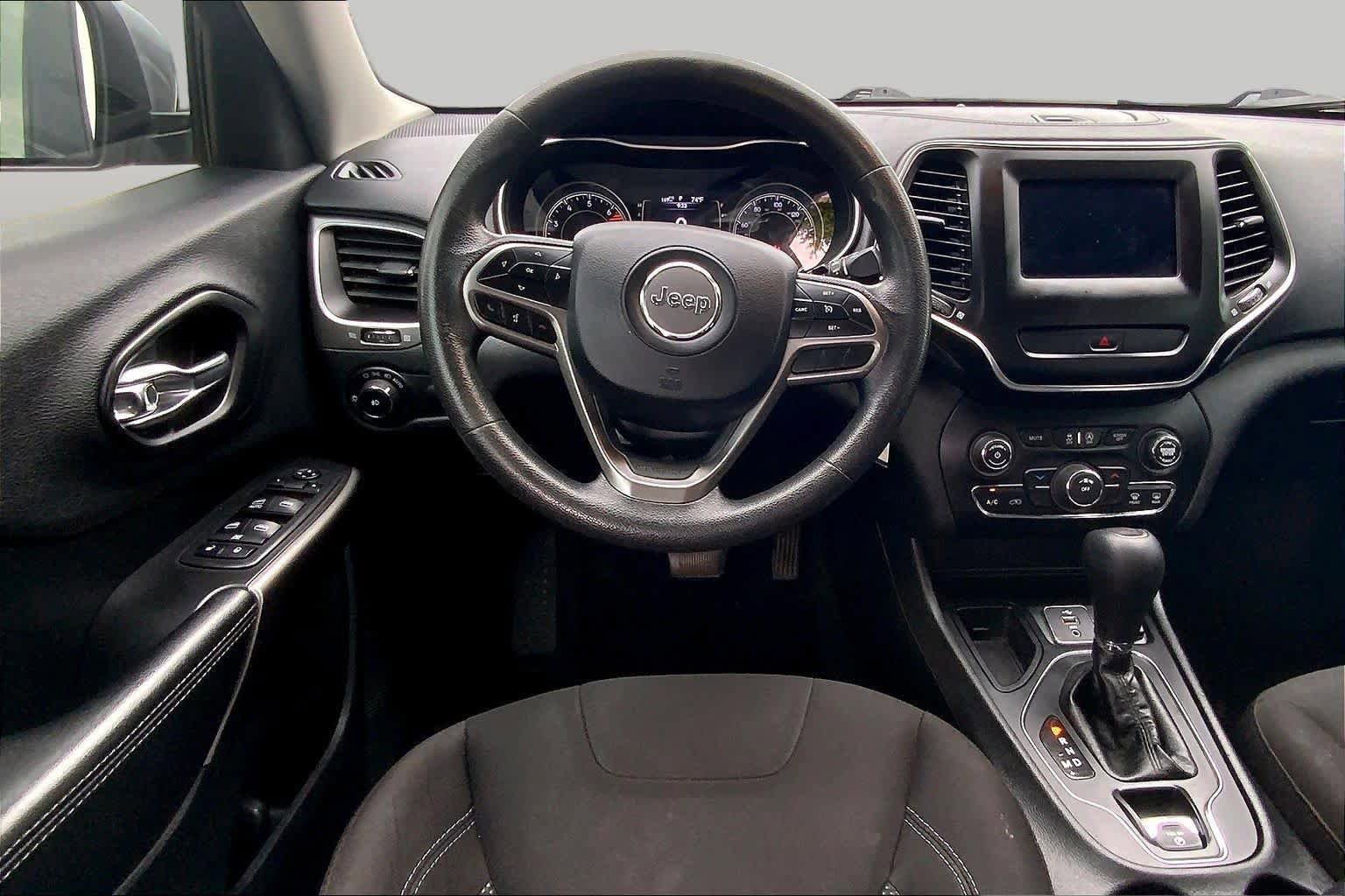 Used 2019 Jeep Cherokee Latitude w/ Popular Appearance Group FWD image 6