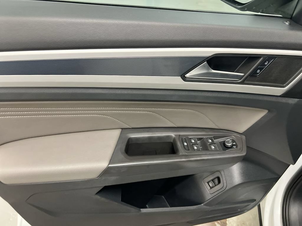Used 2022 Volkswagen Atlas Cross Sport SEL R-Line AWD/4WD image 21