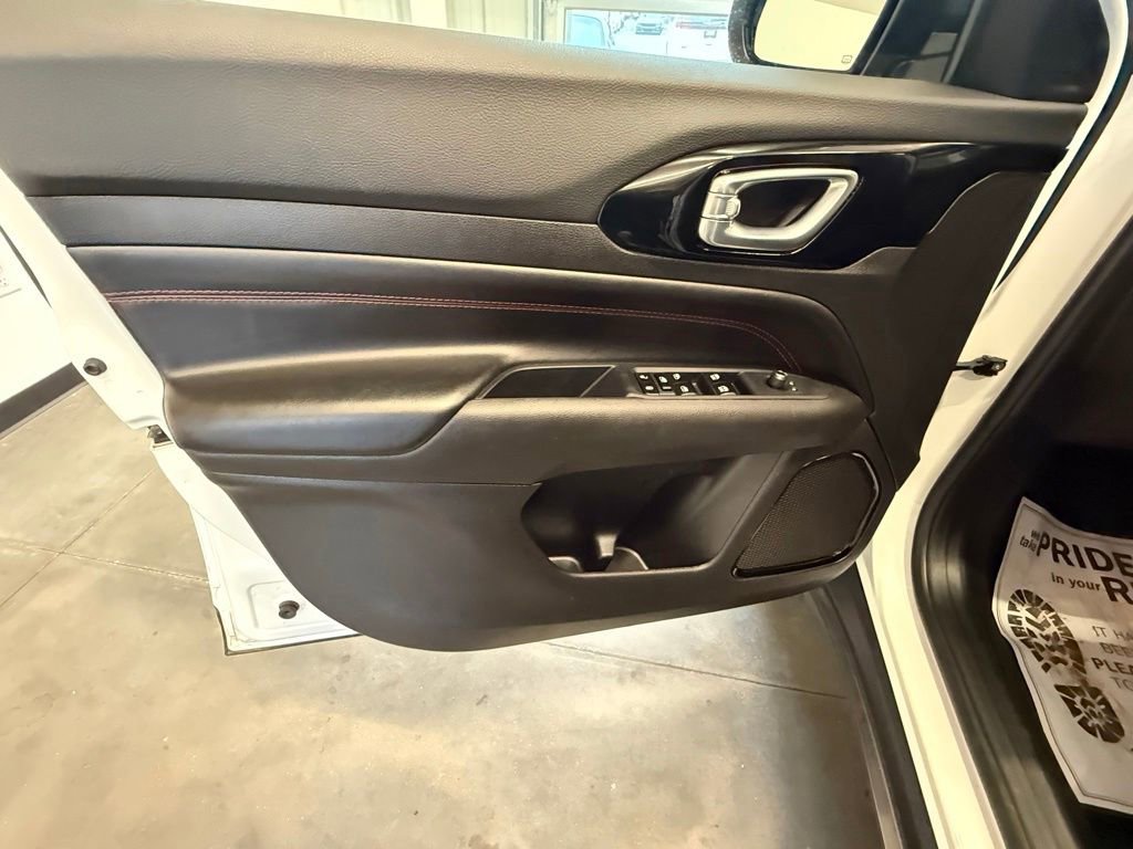 Used 2025 Jeep Compass Trailhawk AWD/4WD image 24