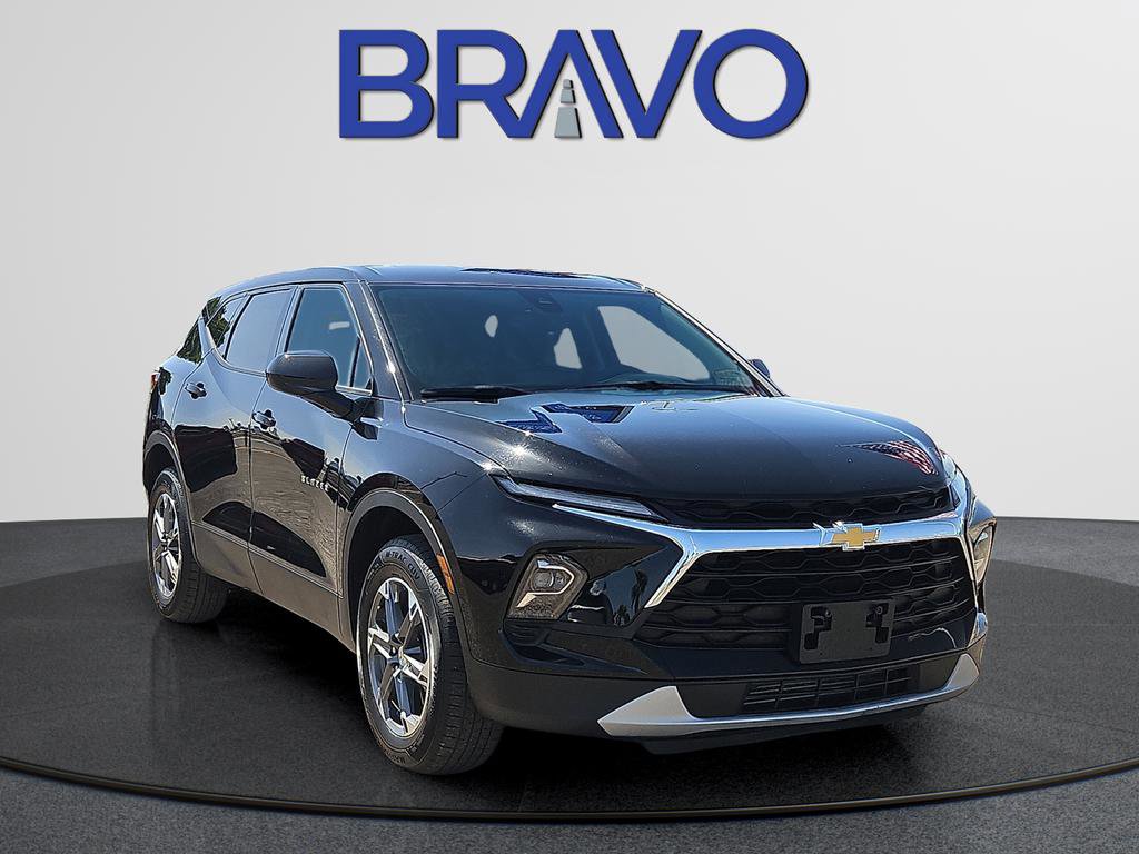Used 2025 Chevrolet Blazer LT FWD image 2