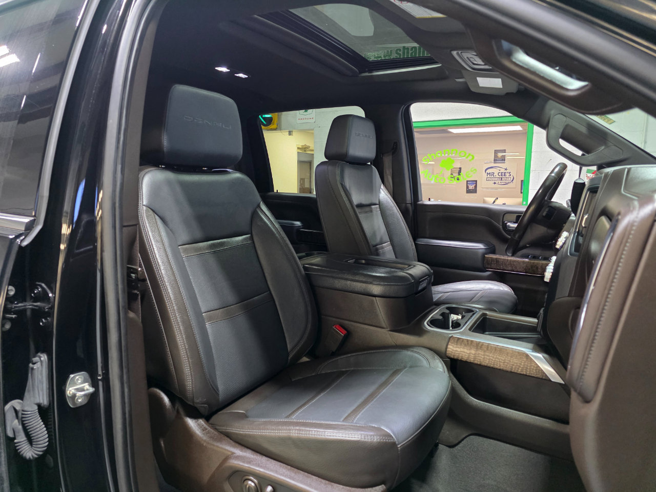 Used 2021 GMC Sierra 2500 Denali w/ Denali Black Diamond Edition image 21