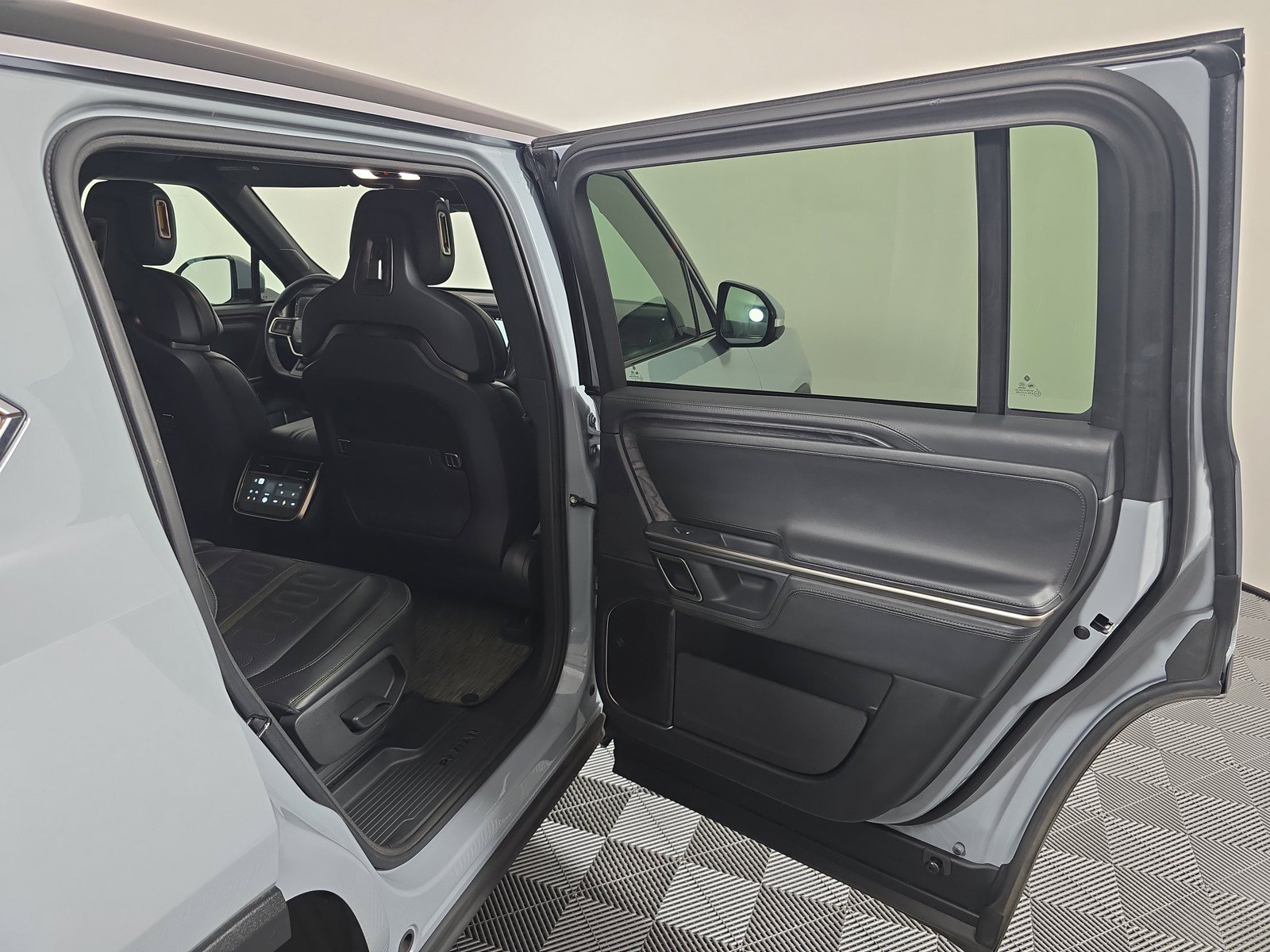 Used 2024 Rivian R1S Adventure AWD/4WD image 19