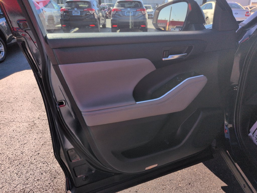 Certified 2022 Toyota Highlander XLE AWD/4WD image 10