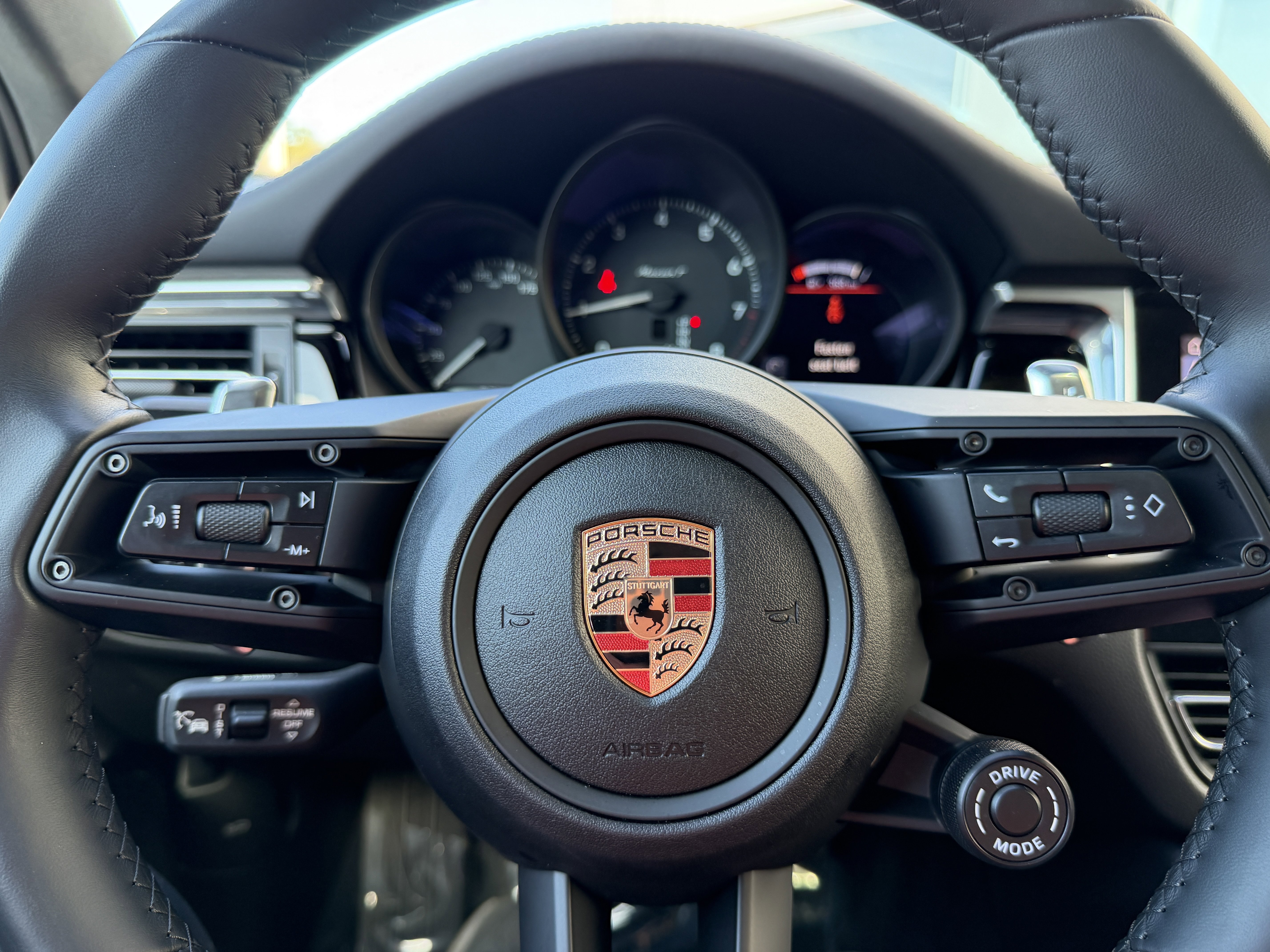 Certified 2025 Porsche Macan Turbo image 37