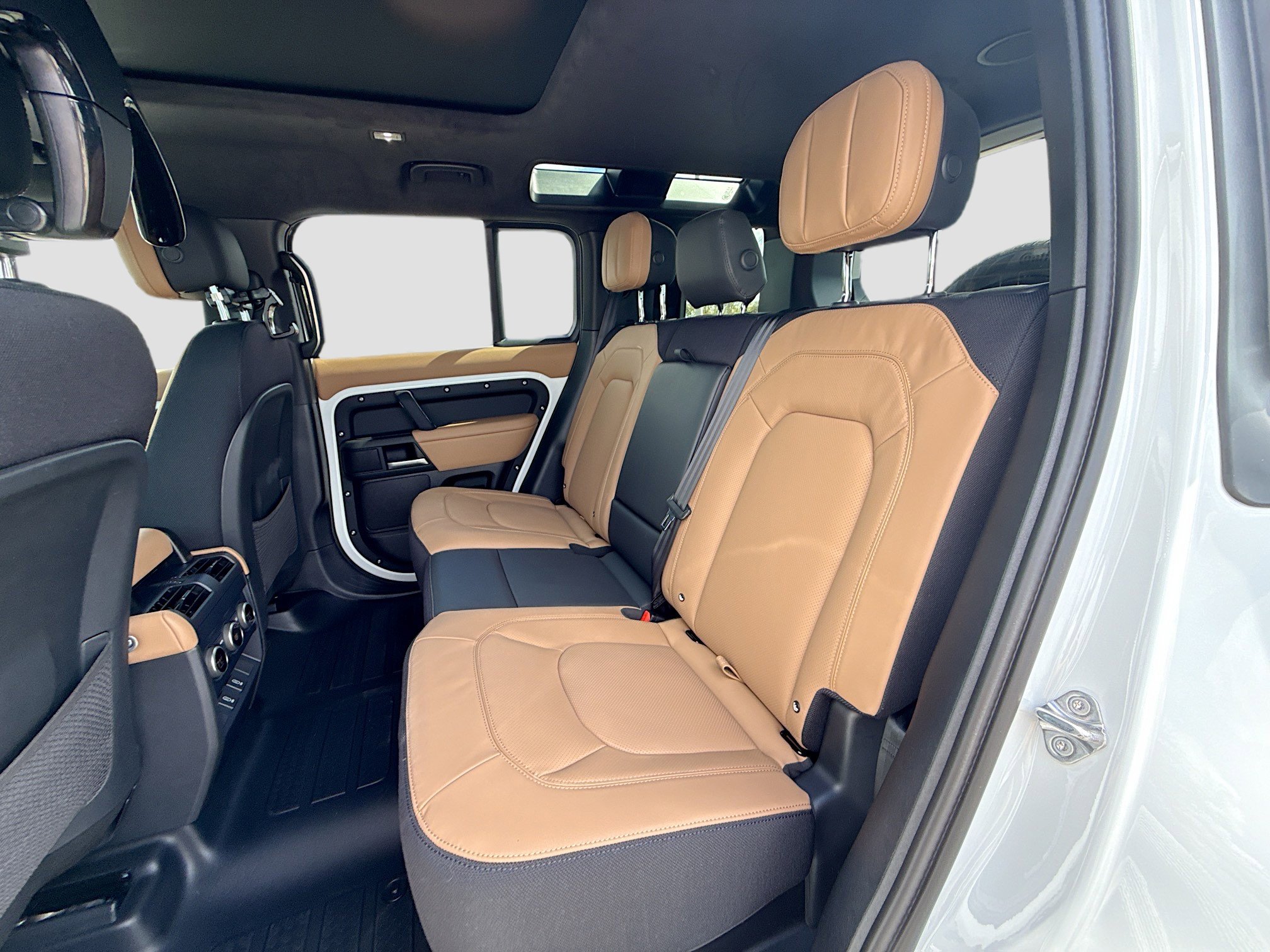New 2026 Land Rover Defender 110 V8 AWD/4WD image 22