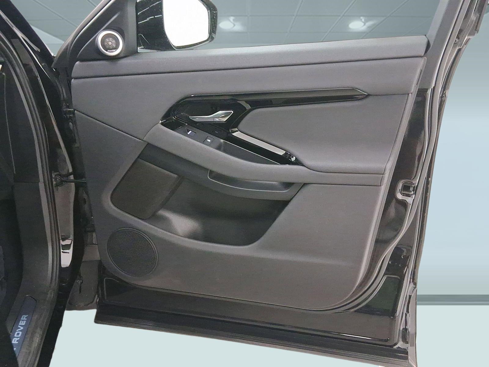 Used 2025 Land Rover Range Rover Evoque Dynamic SE image 34