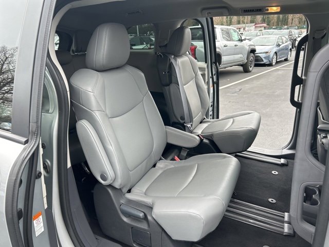 Used 2024 Toyota Sienna XLE image 18