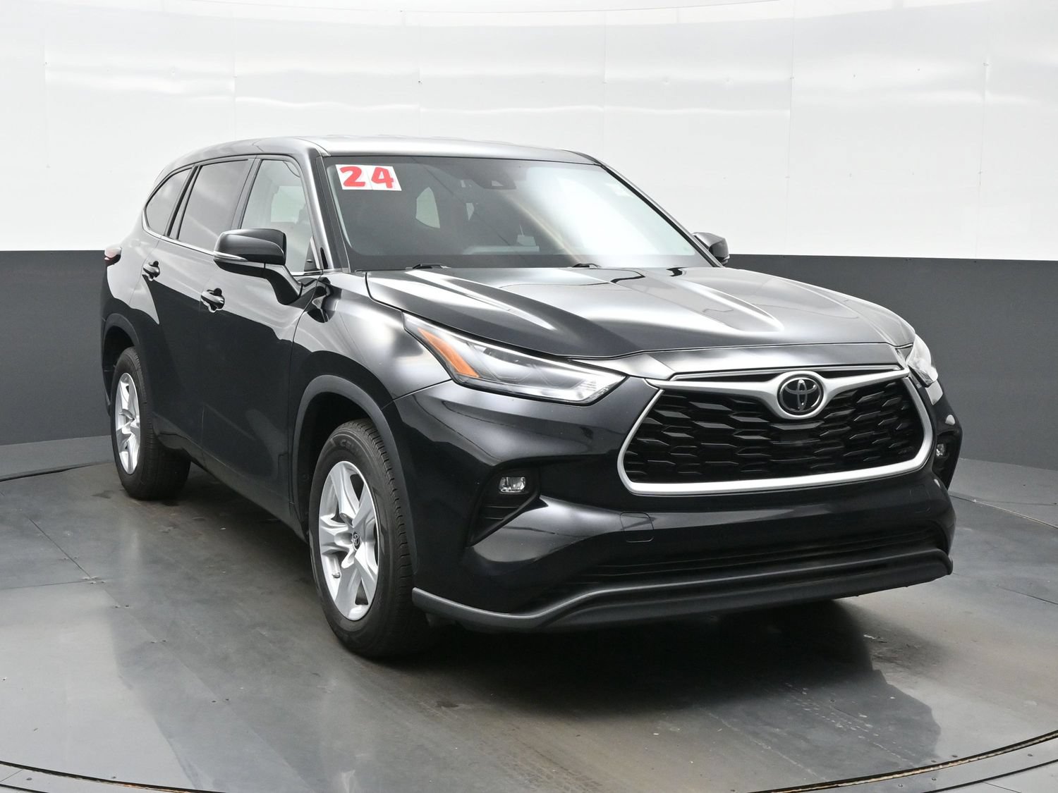Used 2024 Toyota Highlander LE FWD image 8