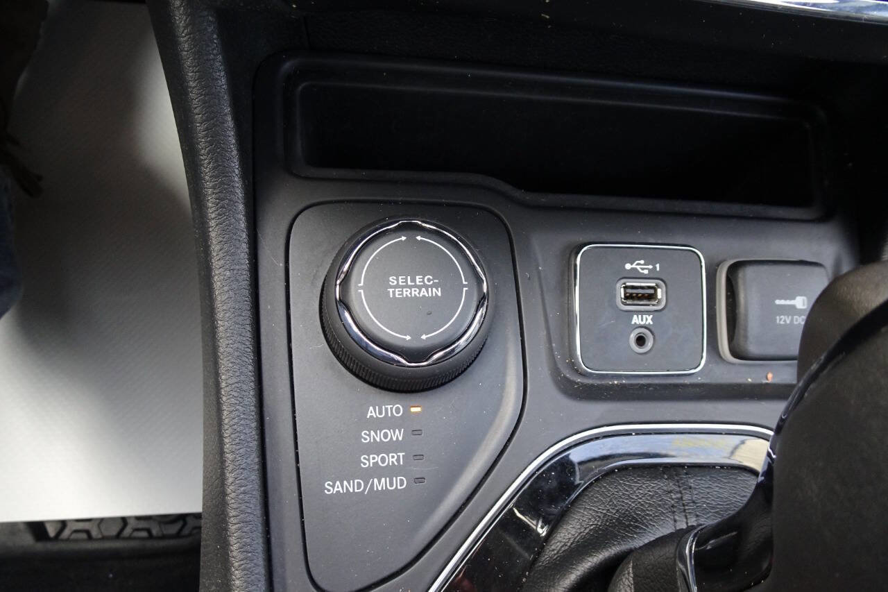 Used 2020 Jeep Cherokee Latitude Plus image 23