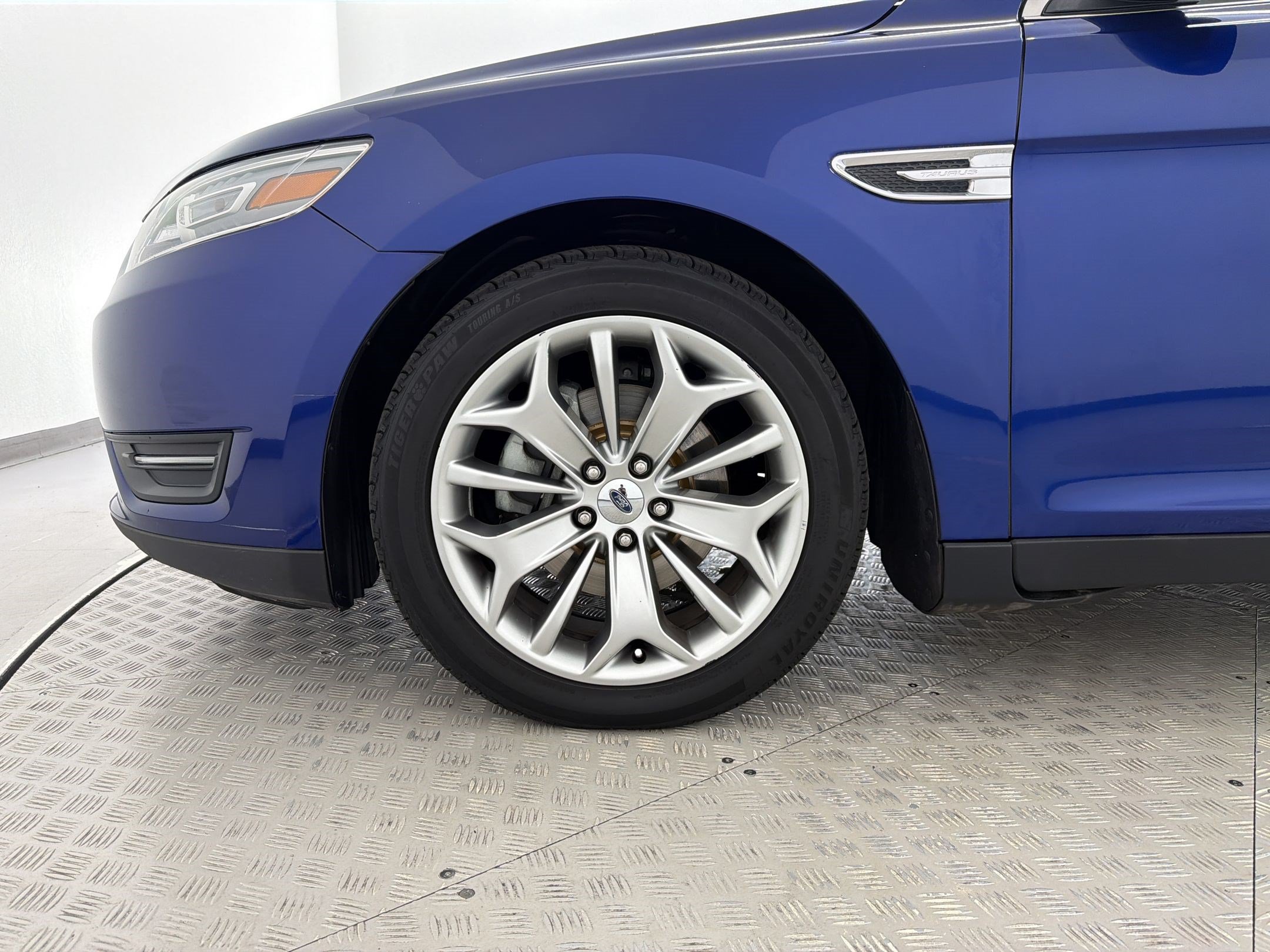 Used 2013 Ford Taurus Limited FWD image 12