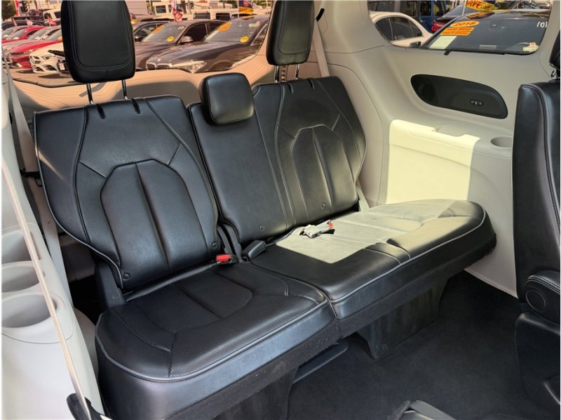 Used 2018 Chrysler Pacifica Limited FWD image 27