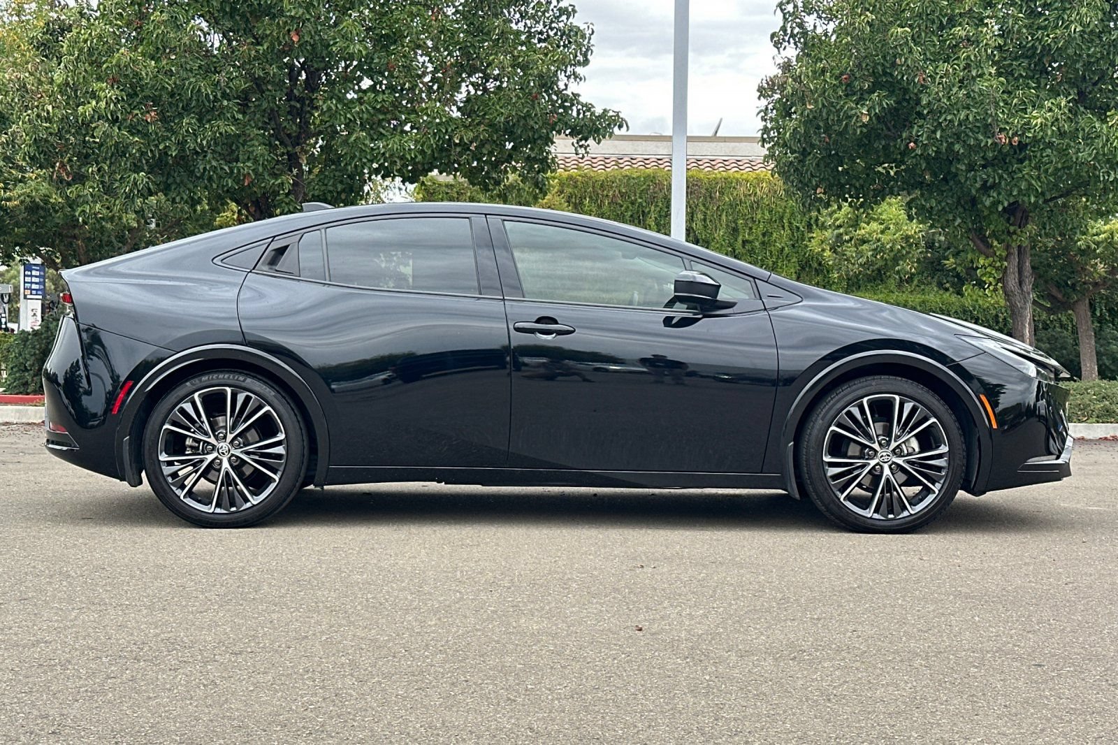 Used 2026 Toyota Prius LE FWD image 3