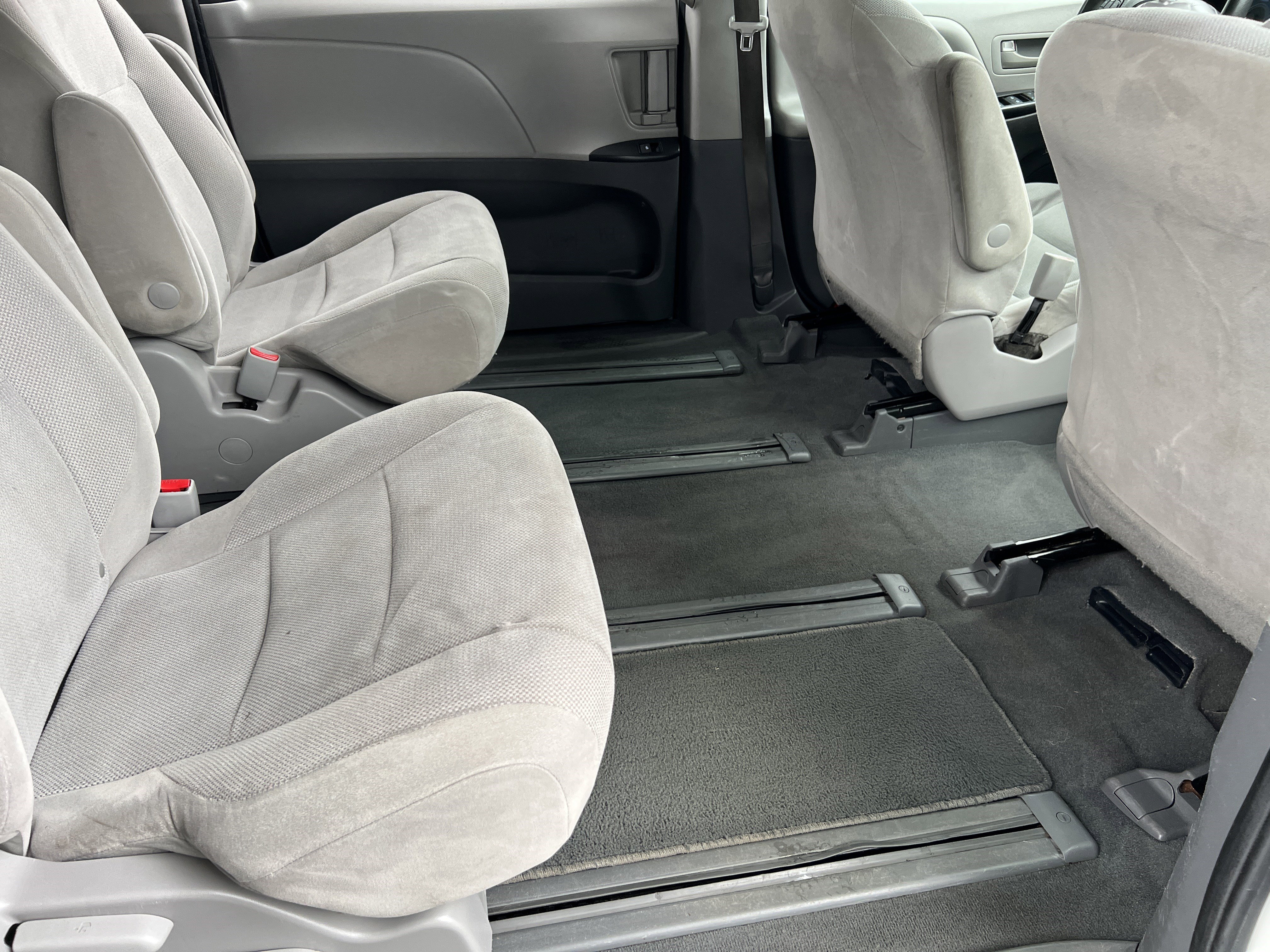 Used 2020 Toyota Sienna L FWD image 18