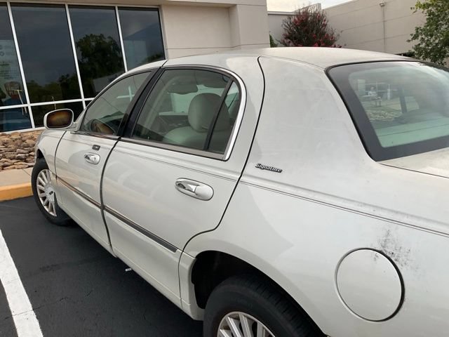 Used 2005 Lincoln Town Car Signature RWD image 8