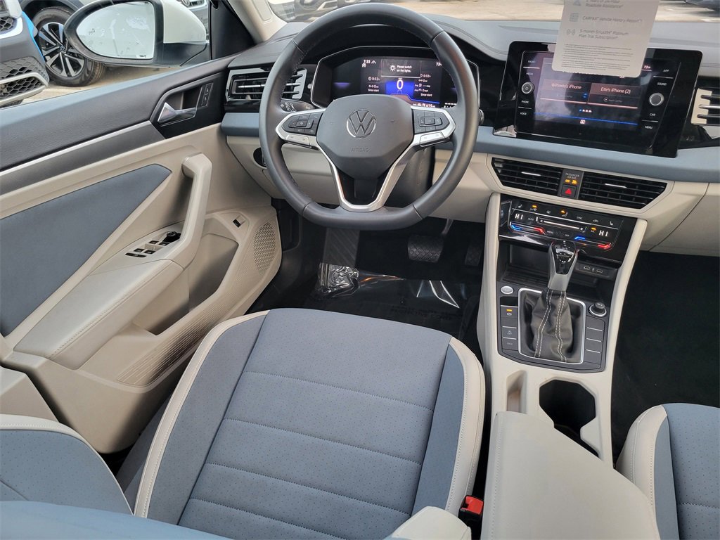 Certified 2025 Volkswagen Jetta SE w/ Sunroof Package image 10