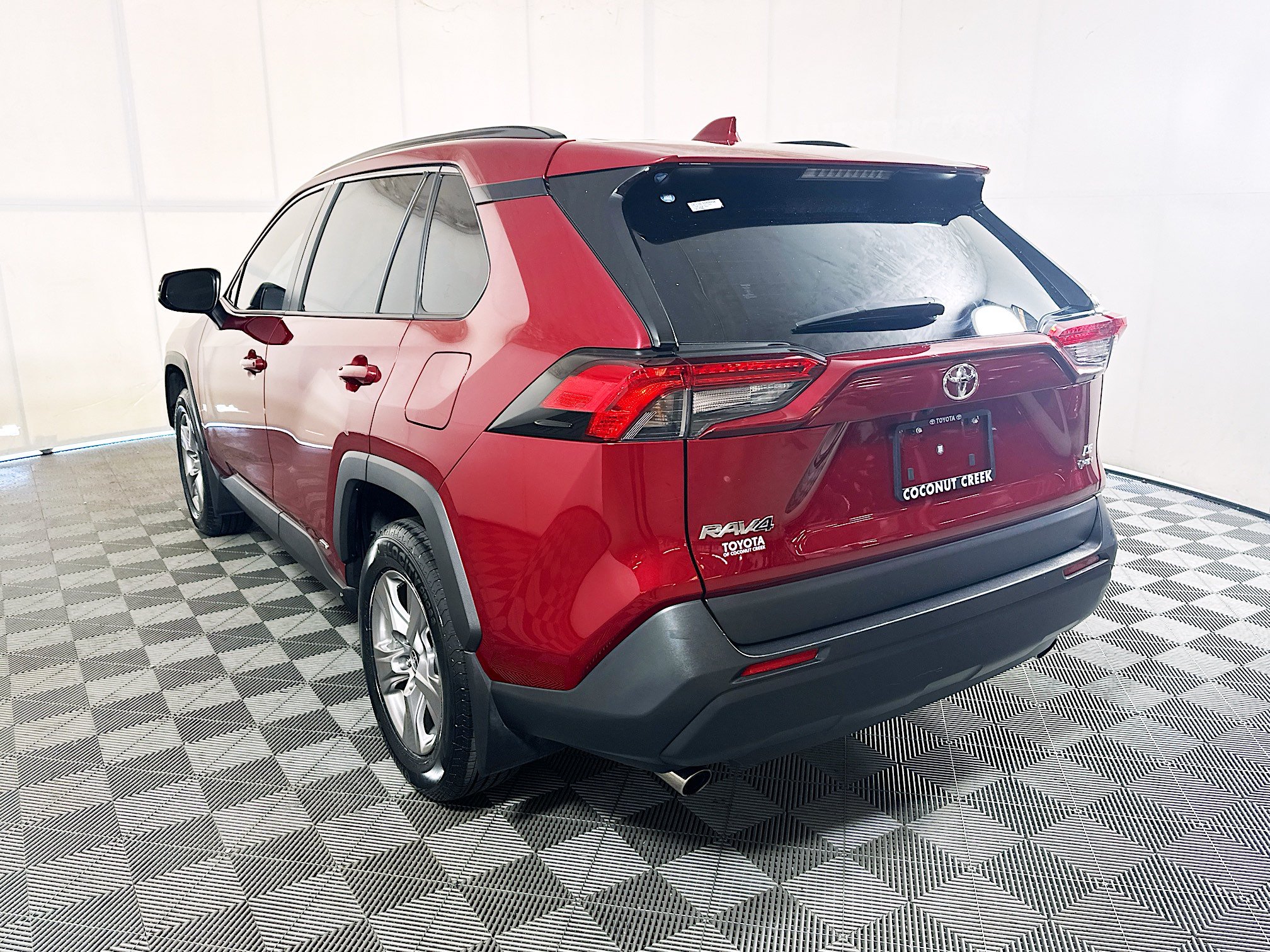 Used 2025 Toyota RAV4 LE AWD/4WD image 5