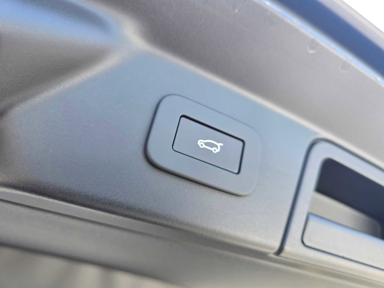 Certified 2026 Land Rover Range Rover Velar Dynamic SE image 18