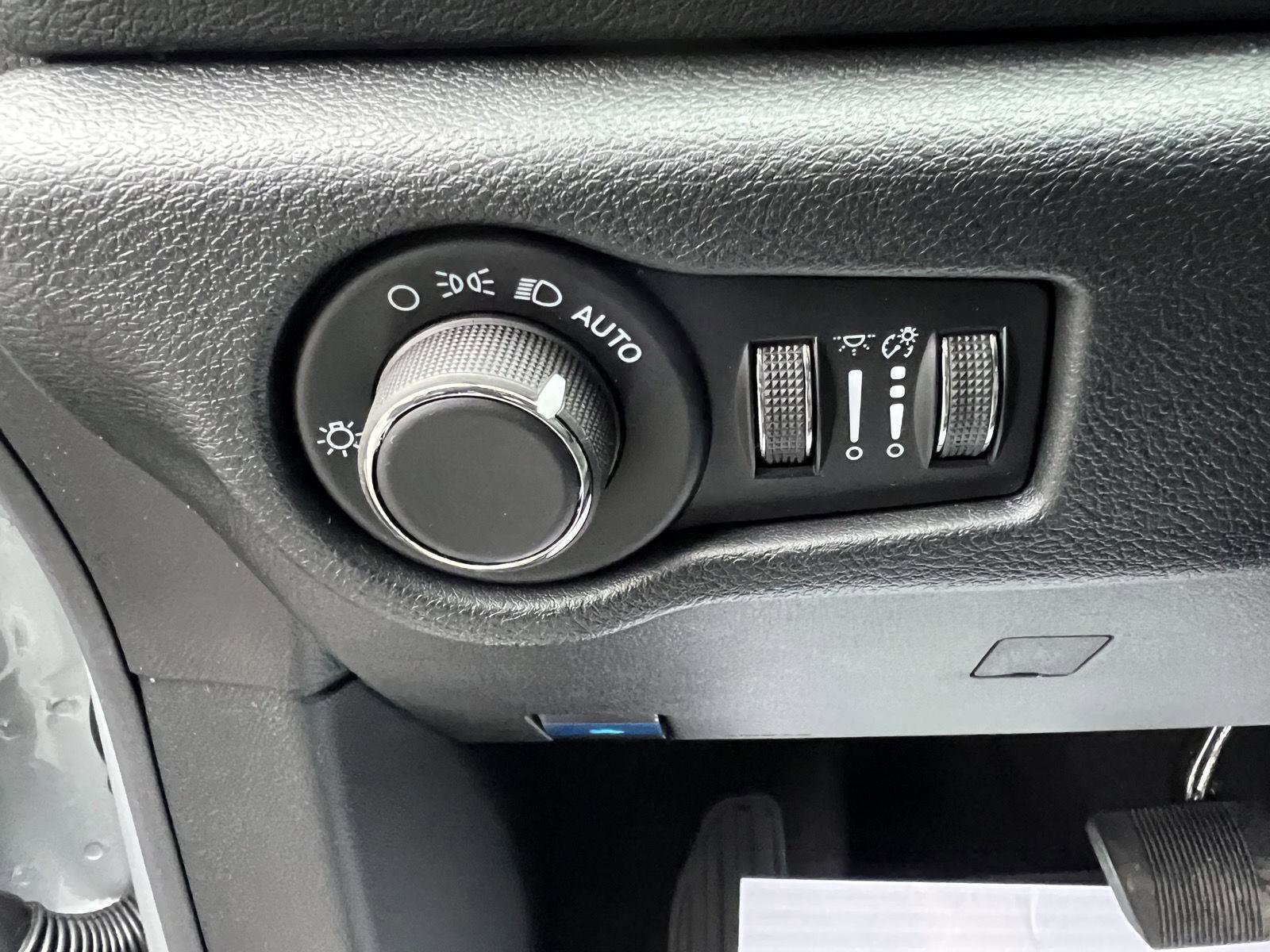 New 2026 Chrysler Voyager LX image 8