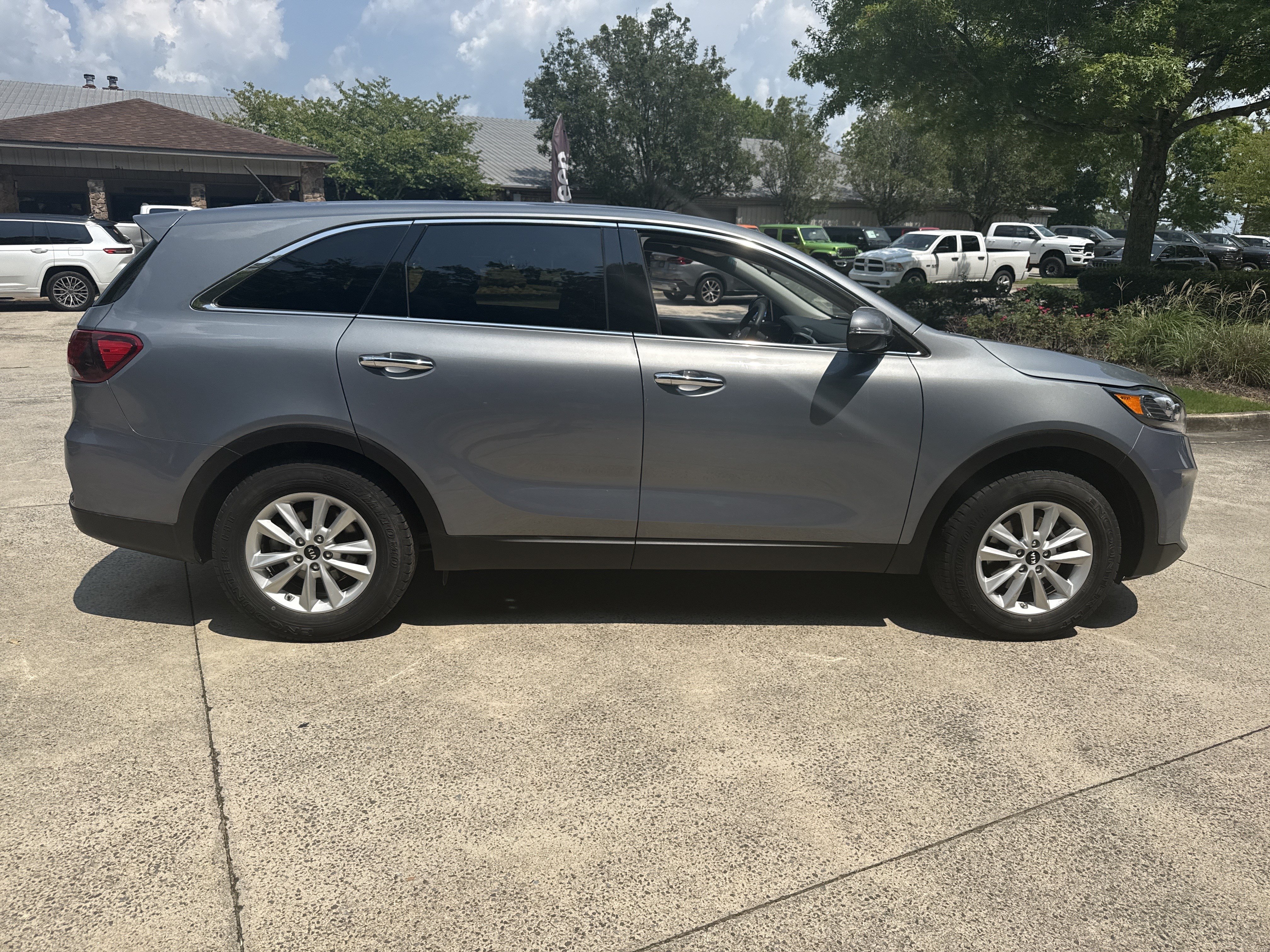 Used 2020 Kia Sorento LX FWD image 8