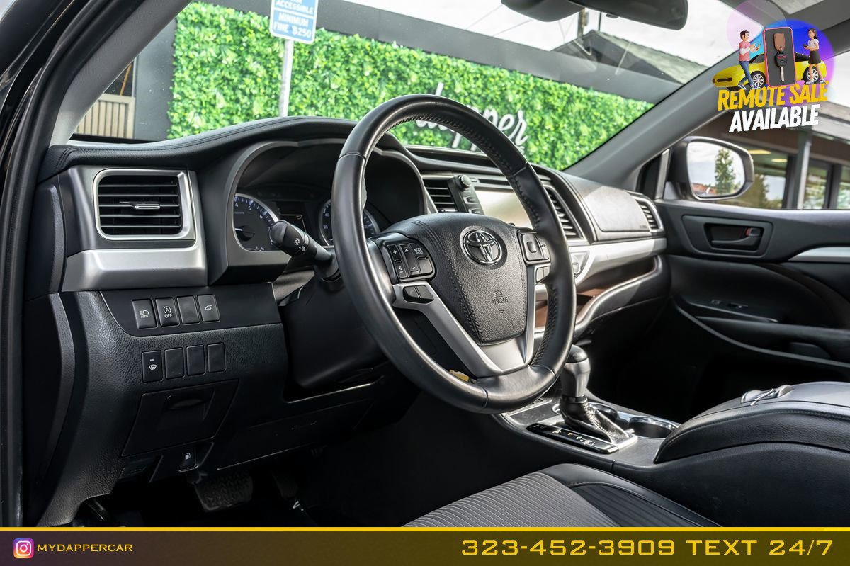 Used 2019 Toyota Highlander Plus w/ Carpet Mat Package (TMS) FWD image 10