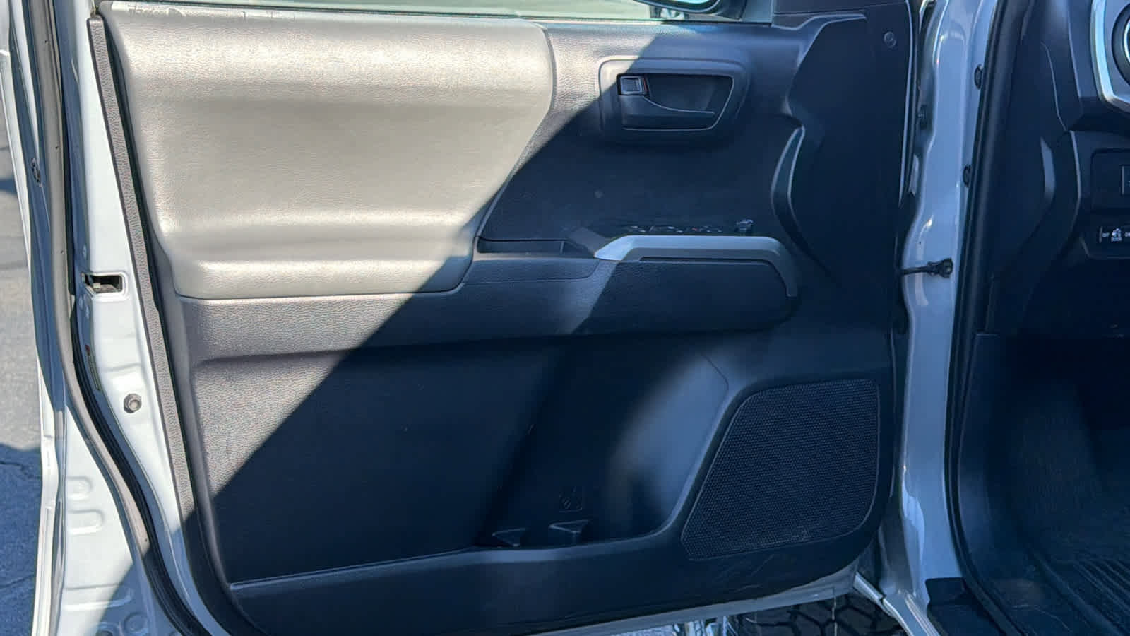 Used 2020 Toyota Tacoma SR5 RWD image 23