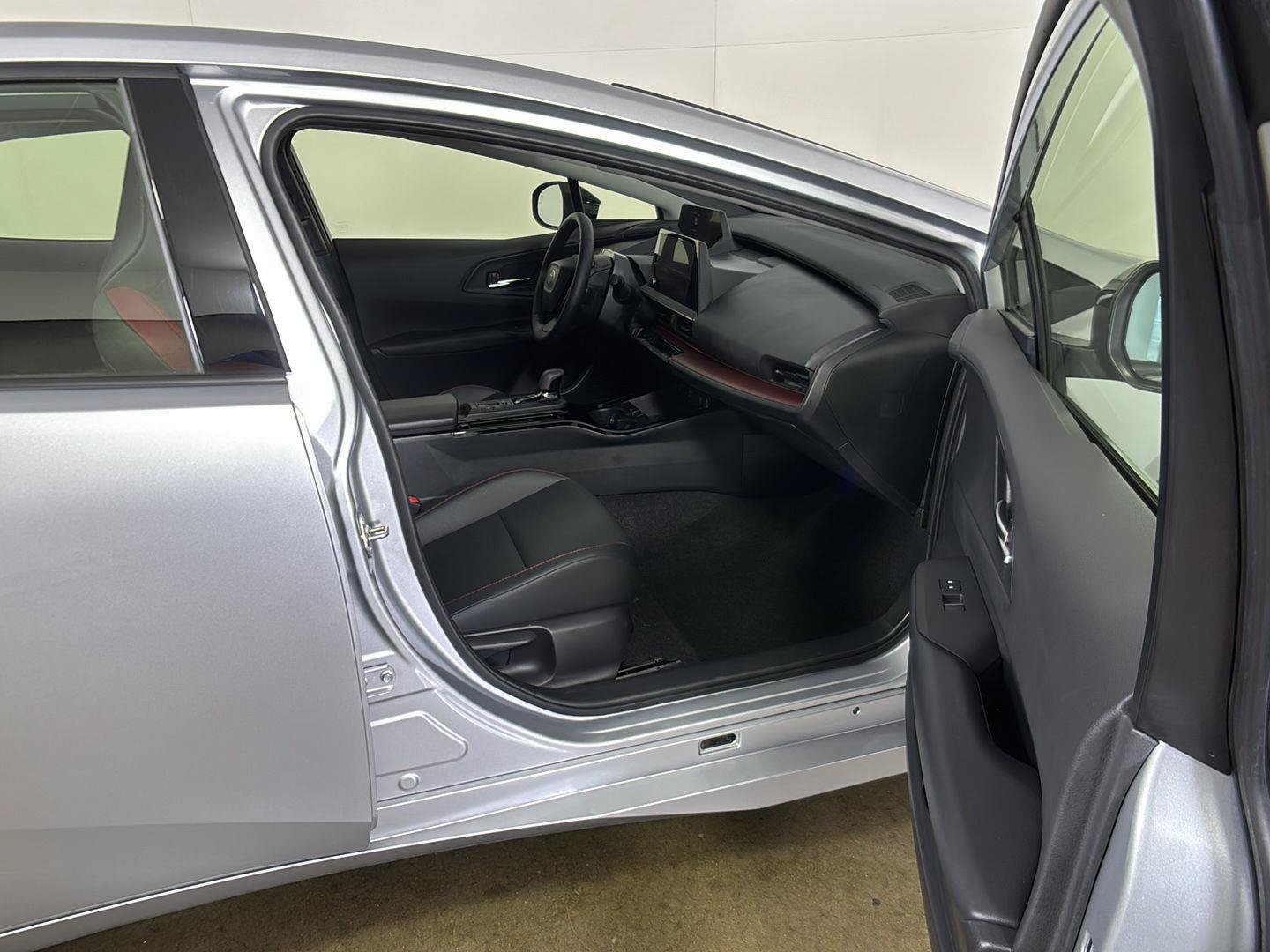 Used 2025 Toyota Prius Plug-In Hybrid FWD image 21