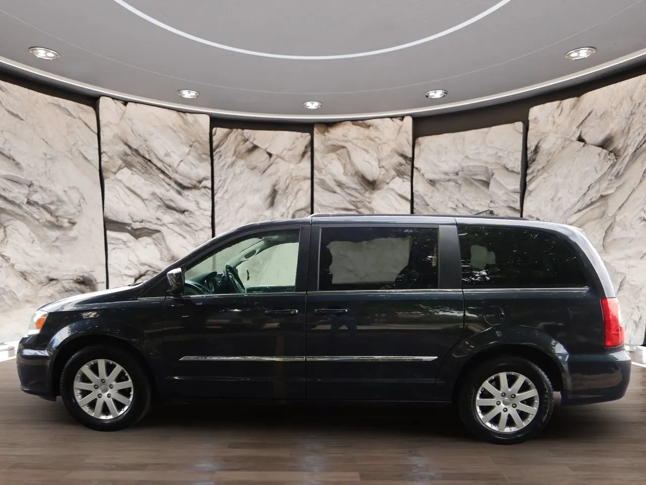 Used 2014 Chrysler Town & Country Touring FWD image 8