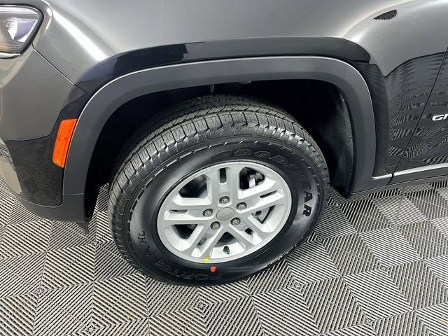 New 2025 Jeep Grand Cherokee Laredo image 11