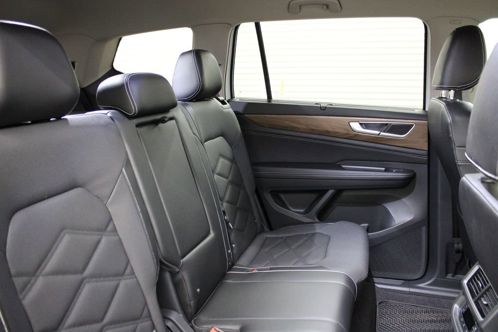 Used 2024 Volkswagen Atlas SE w/ Black Wheel Package FWD image 27