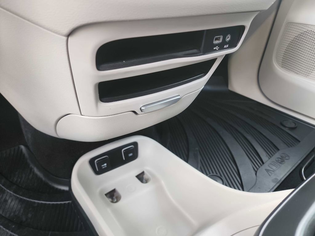 Used 2020 Chrysler Voyager Lxi image 21