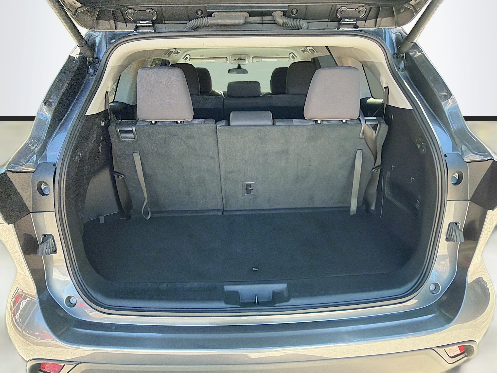 Used 2024 Toyota Highlander LE image 12