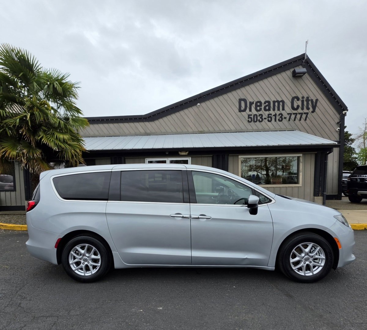 Used 2022 Chrysler Voyager LX FWD image 3