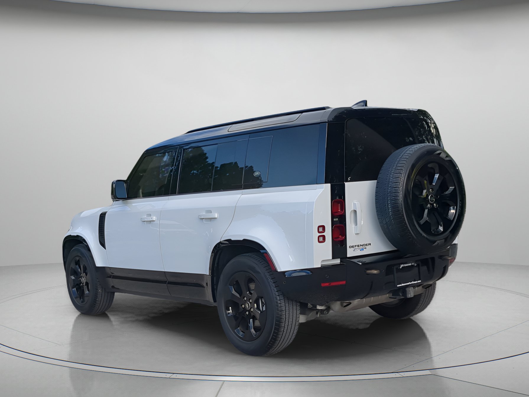 Used 2024 Land Rover Defender 110 X-Dynamic SE AWD/4WD image 42