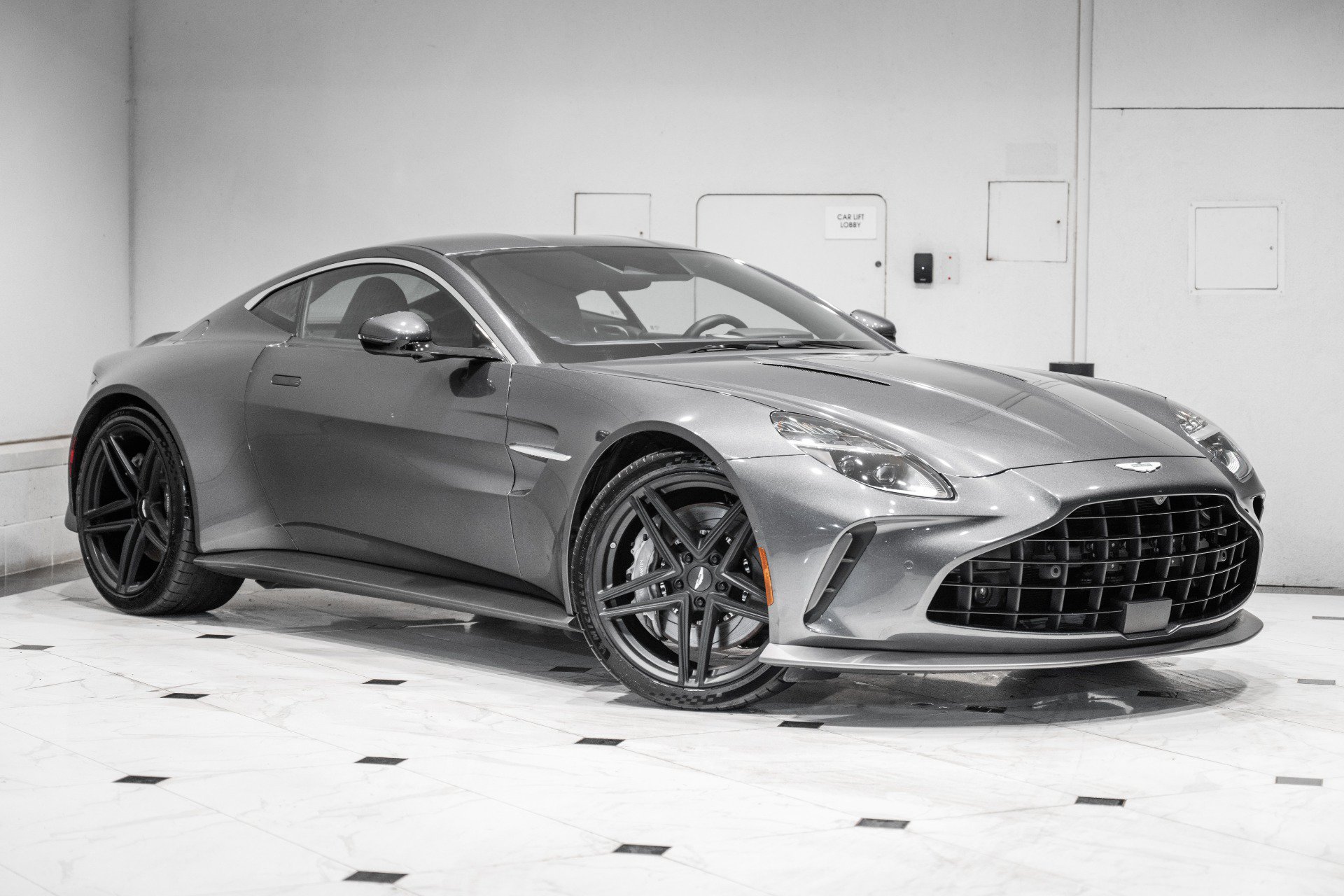 Used 2025 Aston Martin V8 Vantage Coupe RWD image 36