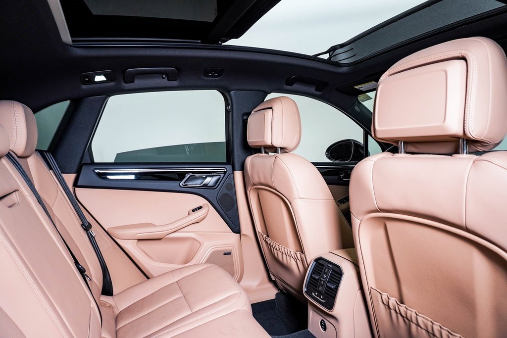 Certified 2025 Porsche Macan image 16