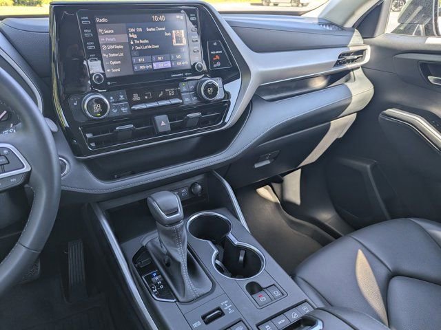 Used 2022 Toyota Highlander XLE AWD/4WD image 25