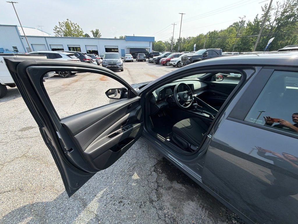 Used 2025 Hyundai Elantra Sport FWD image 11
