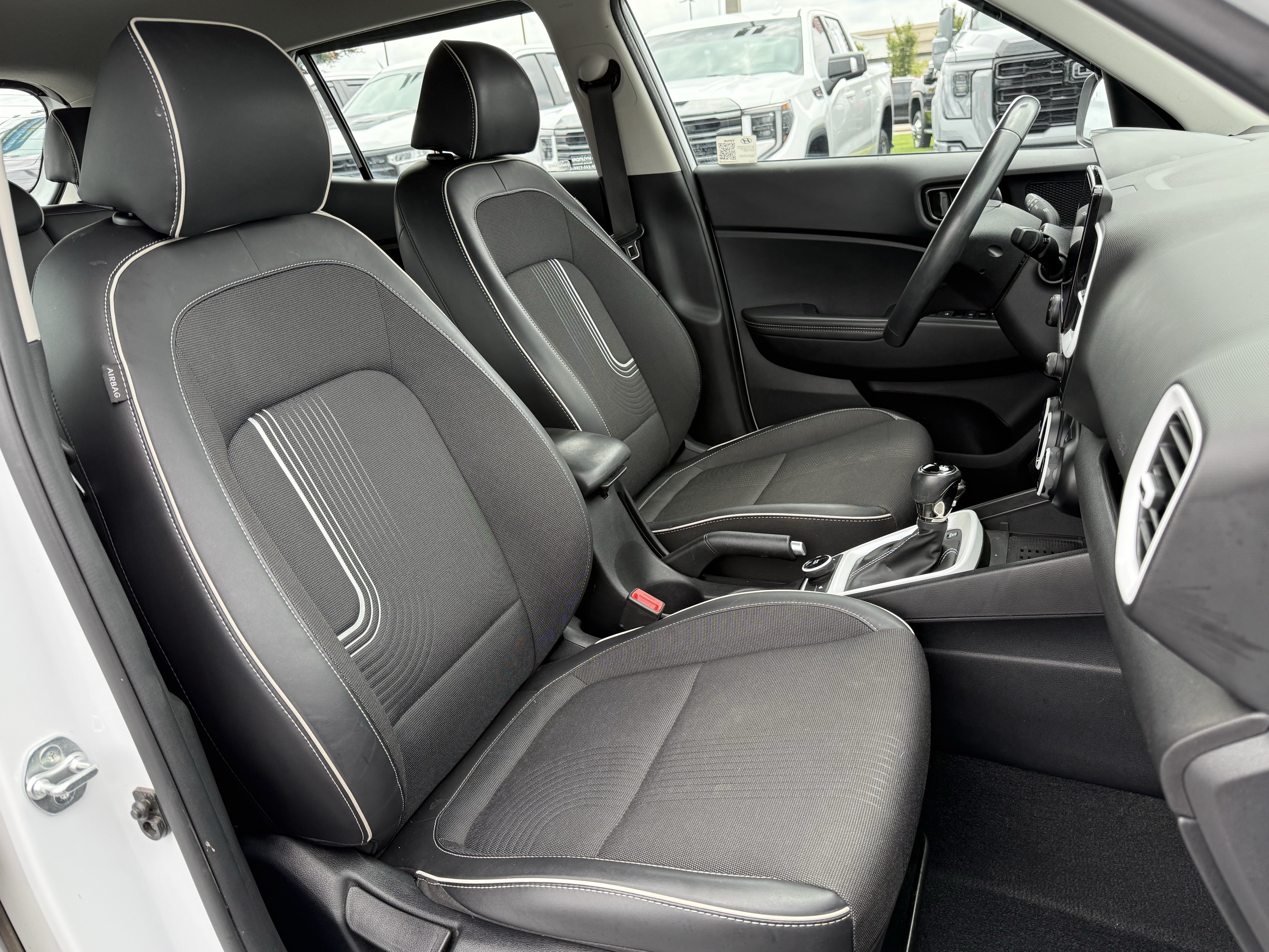 Used 2024 Hyundai Venue Limited FWD image 31
