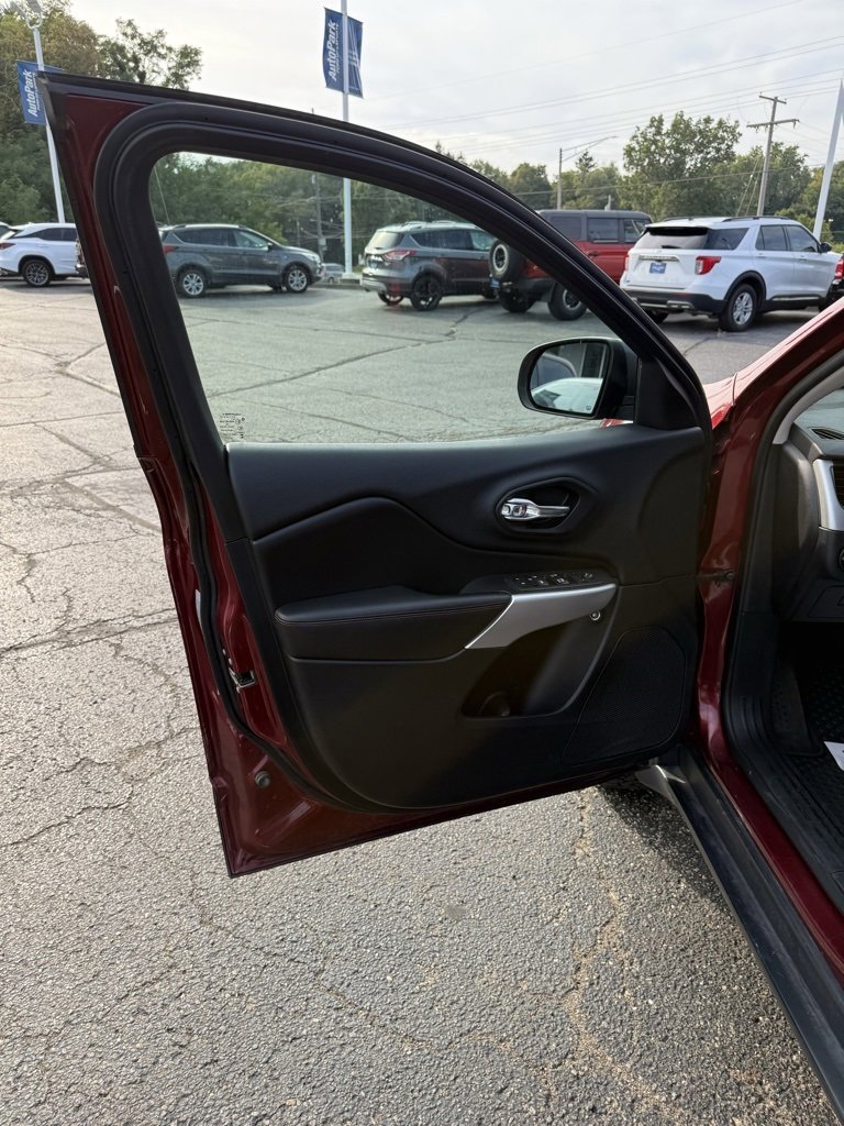 Used 2018 Jeep Cherokee Trailhawk w/ Comfort/Convenience Group image 16