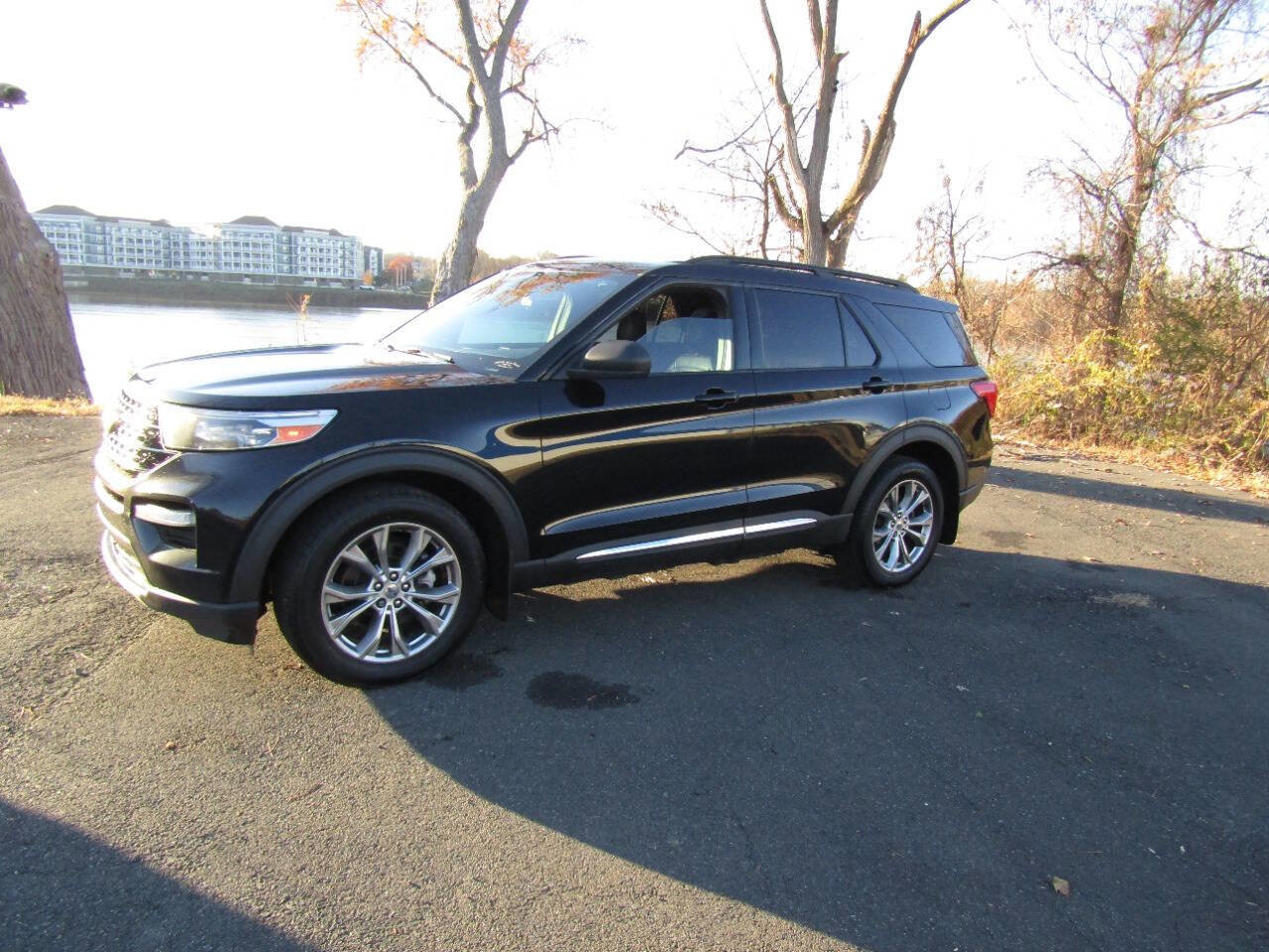 Used 2020 Ford Explorer XLT w/ Equipment Group 202A image 2