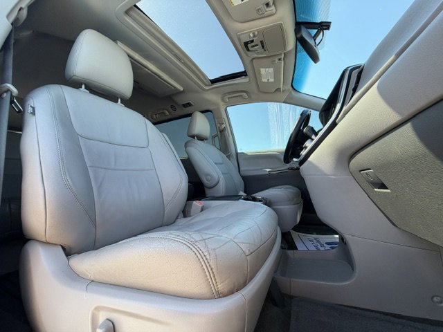 Used 2015 Toyota Sienna XLE Premium FWD image 11