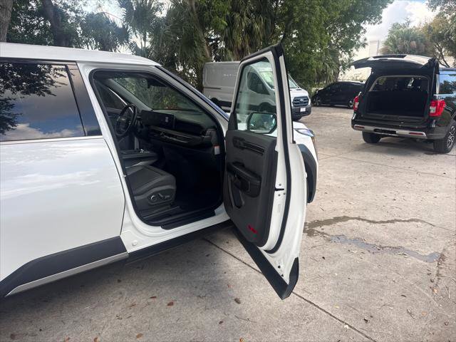 Used 2024 Kia EV9 Light Long Range RWD image 12