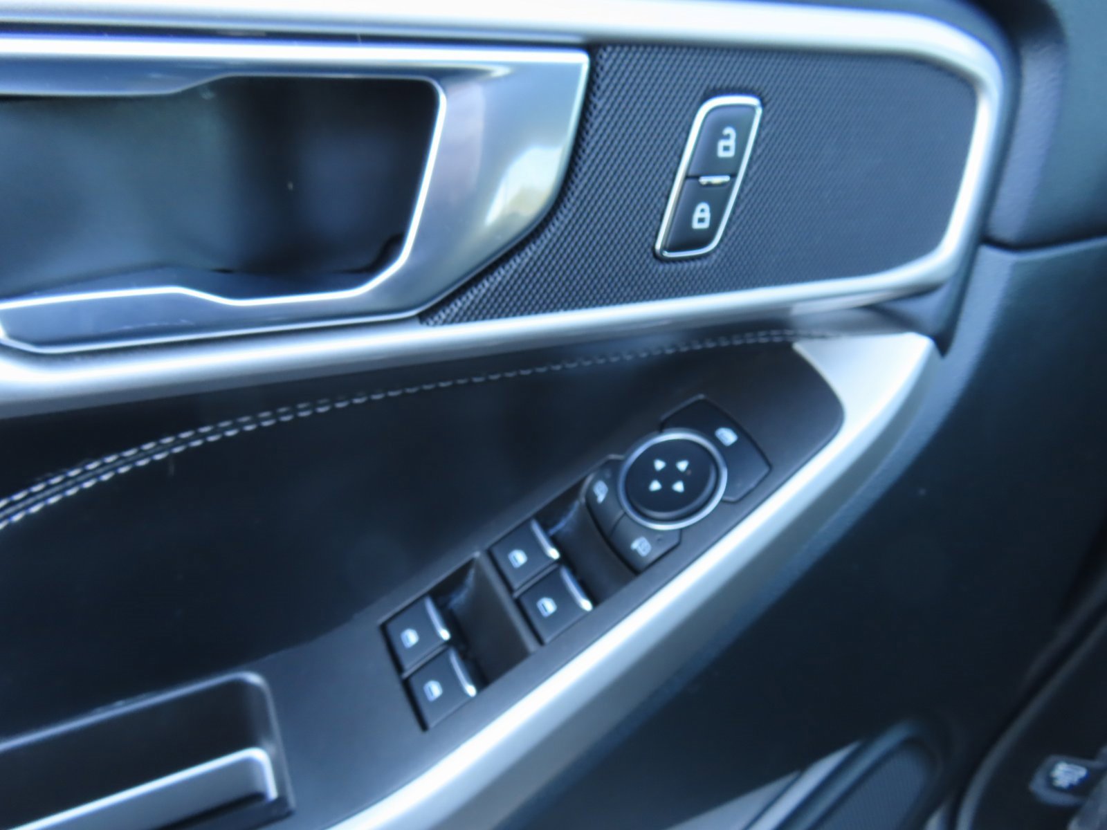 Used 2024 Ford Explorer XLT image 11