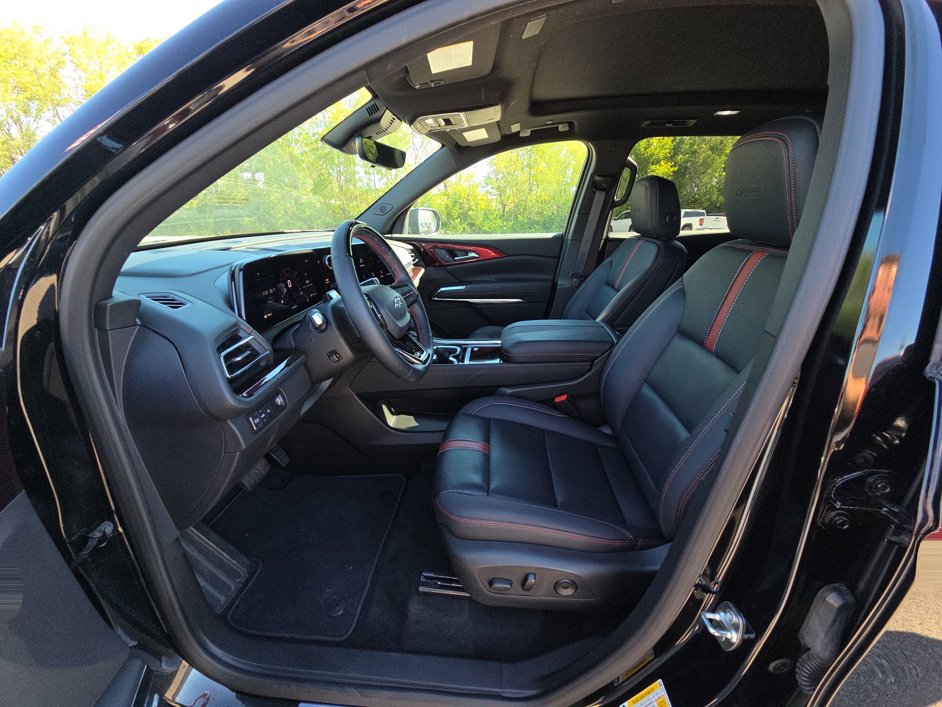 Used 2026 Chevrolet Traverse RS FWD image 15