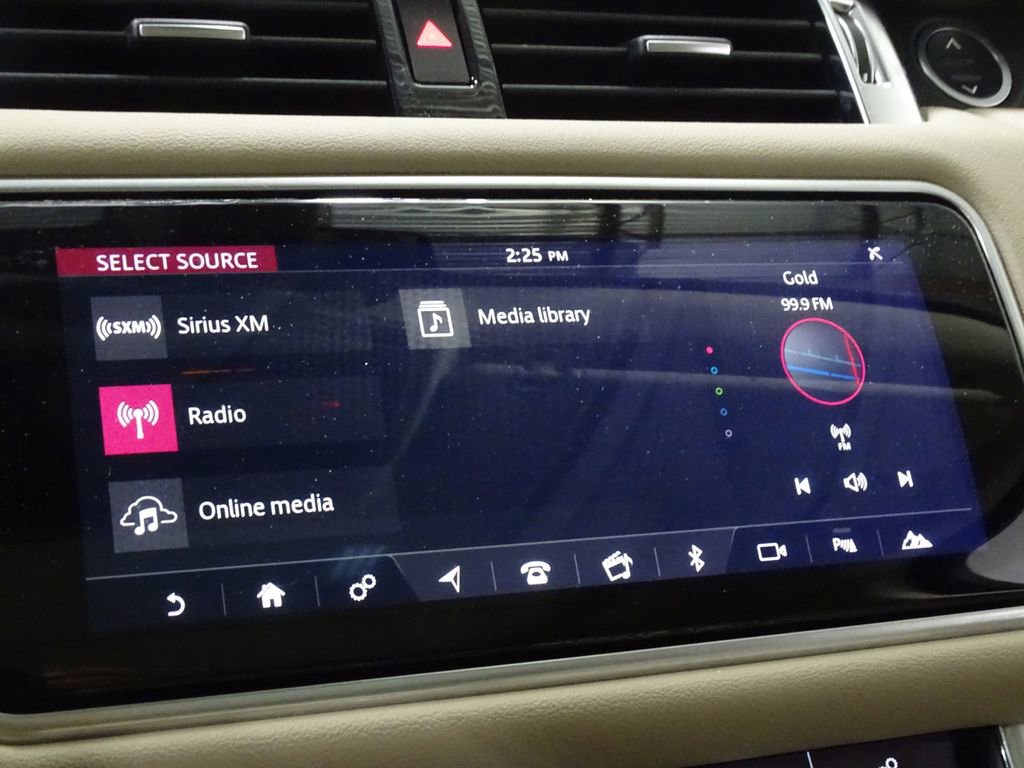 Used 2018 Land Rover Range Rover Sport SE image 32