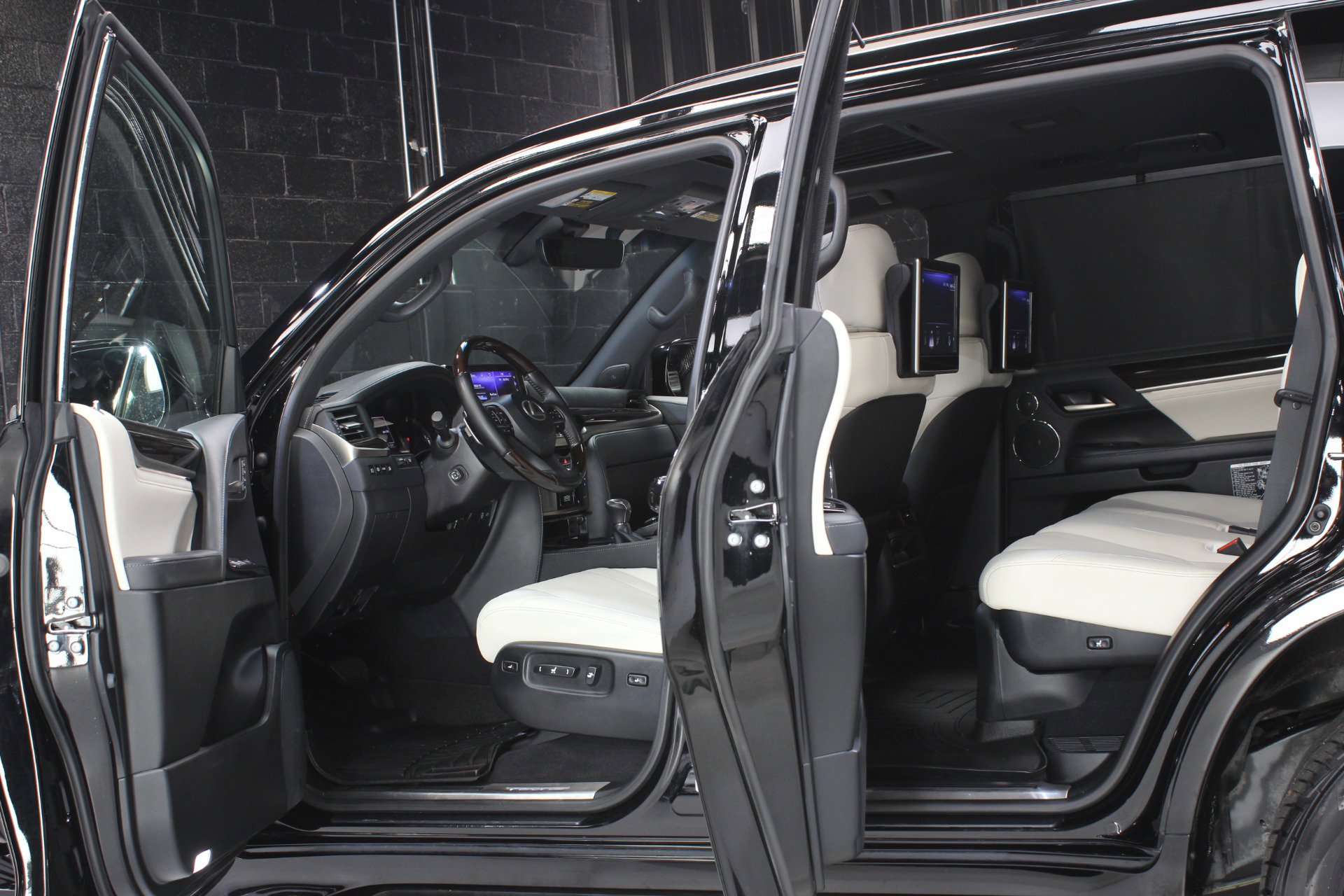 Used 2019 Lexus LX 570 Three-Row Inspiration Series w w/ Inspiration Series image 21