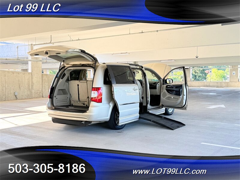Used 2013 Chrysler Town & Country Touring FWD image 29