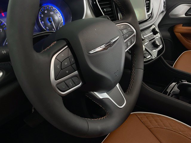 Used 2025 Chrysler Pacifica Pinnacle w/ Trailer Tow Group FWD image 19